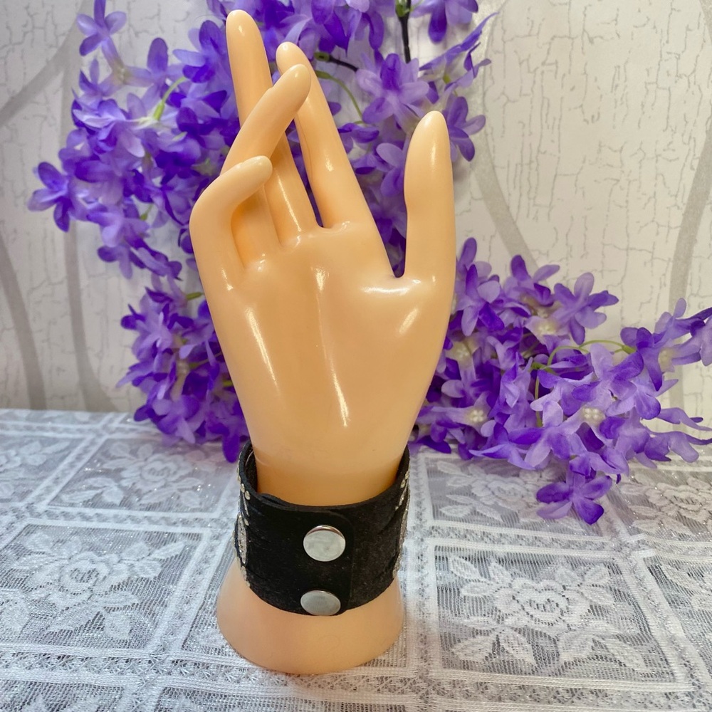 🌷 Y2K 🌷 Suede Type Black and Silver Crystal Snap Button Bracelet - Picture 5 of 8